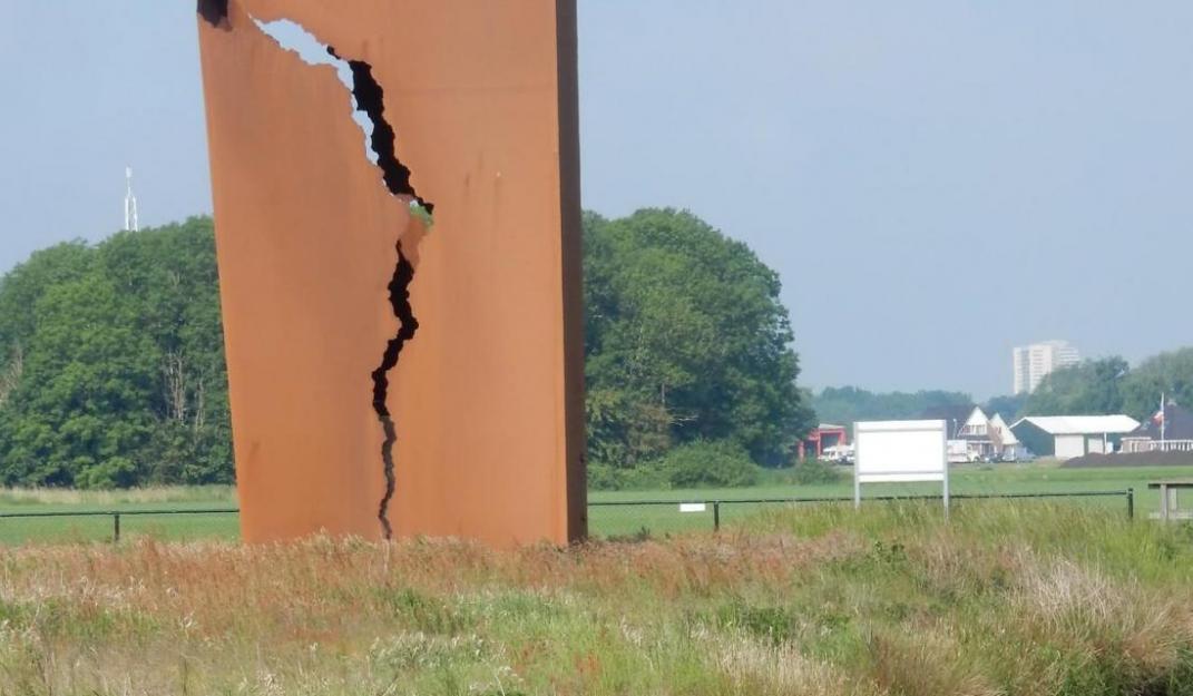 Source: Kunstwerk Het Andere Monument van Karel Buskes. Het monument moet aandacht vestigen op de aardbevingen in Groningen als gevolg van de gaswinning / Sicco2007, Flickr