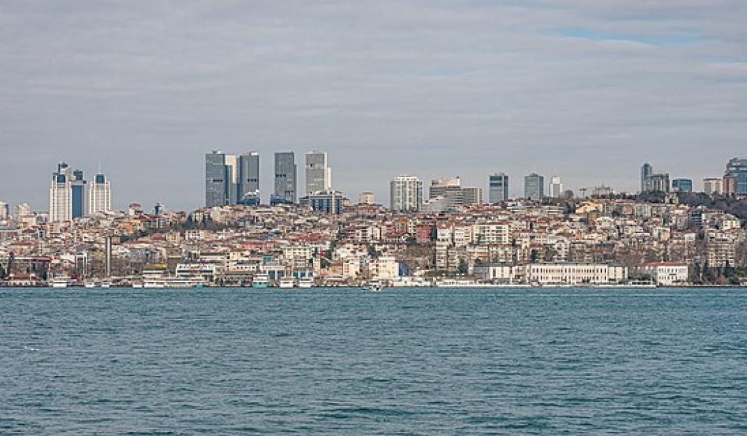 Raam op Rusland: bosporusDe zeestraat Bosporus verbindt  de Zwarte Zee met de Middellandse Zee. Eind maart werd een vanuit Oekraïense wateren op drift geraakte zeemijn onschadelijk gemaakt door de Turkse marine. Foto Wikimedia 