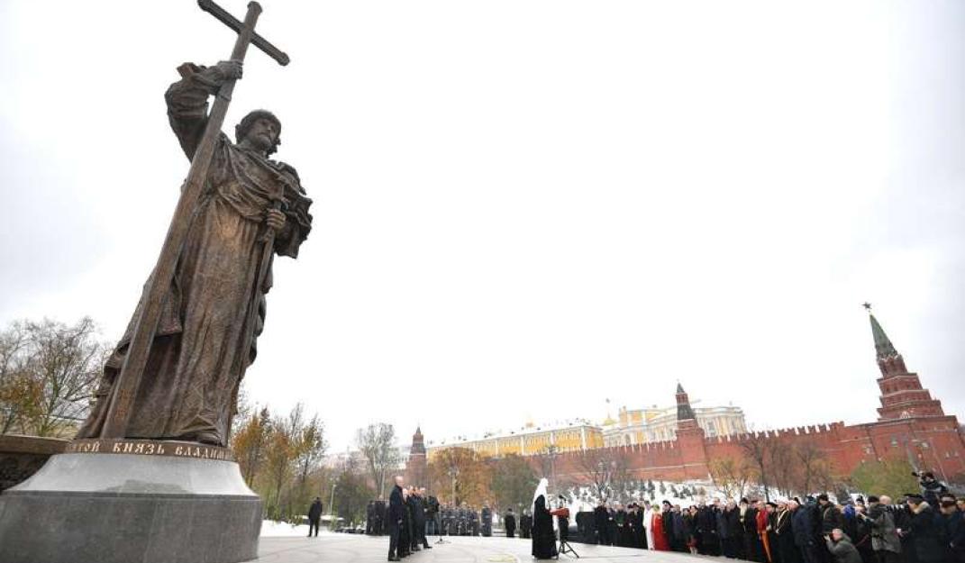 Raam op Rusland: In 2016 president Putin unveiled in front of the Kremlin the controversial monument of ruler of Kievan Rus Volodymyr the Great' in an attempt to make Ukrainian and Russian history united. Photo: Kremlin.ru.