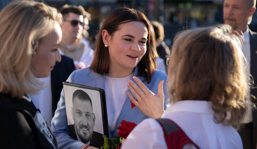 Sviatlana Tsikhanouskaya at a diaspora rally in Stockholm, 21 May 2024. She carries a folder with the picture of her husband, political prisoner Sergei Tikhanovsky. Photo: Sviatlana Tsikhanouskaya's Office