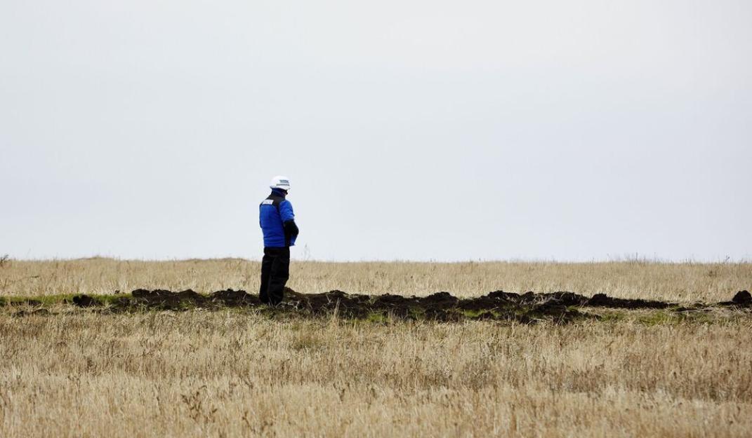 17 november 2014. Een OVSE-waarnemer doet onderzoek op de crash site in Grabovo, Oekraïne. Foto: Pierre Crom | ANP