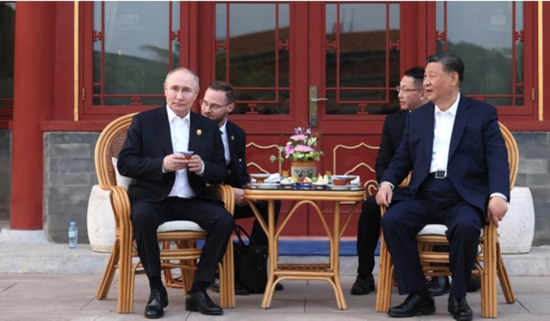  Vladimir Putin and Xi Jinping having tea at the garden of Zhongnanhai (2024-05-16) © Wikimedia Commons