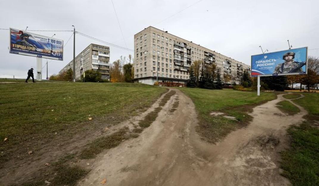 Reclameborden voor contractdienst bij het Russische leger. Links de slogan 'De helden van een heldenstad', rechts 'De trots van Rusland'. Sint-Petersburg, 21 oktober 2024. Foto: Anatoly Maltsev / EPA / ANP