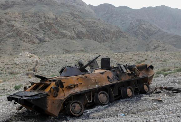 Source: Een uitgebrande tank van het Kirgizische leger bij een waterdistributiepunt © Reuters