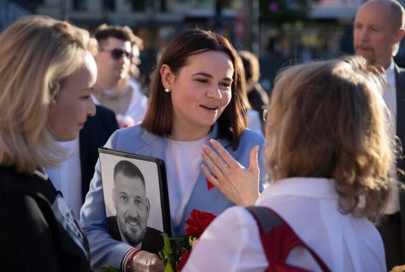 Sviatlana Tsikhanouskaya at a diaspora rally in Stockholm, 21 May 2024. She carries a folder with the picture of her husband, political prisoner Sergei Tikhanovsky. Photo: Sviatlana Tsikhanouskaya's Office