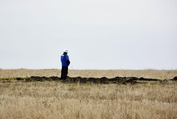 17 november 2014. Een OVSE-waarnemer doet onderzoek op de crash site in Grabovo, Oekraïne. Foto: Pierre Crom | ANP