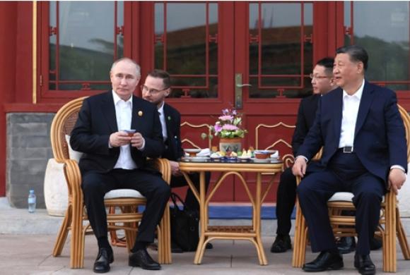  Vladimir Putin and Xi Jinping having tea at the garden of Zhongnanhai (2024-05-16) © Wikimedia Commons